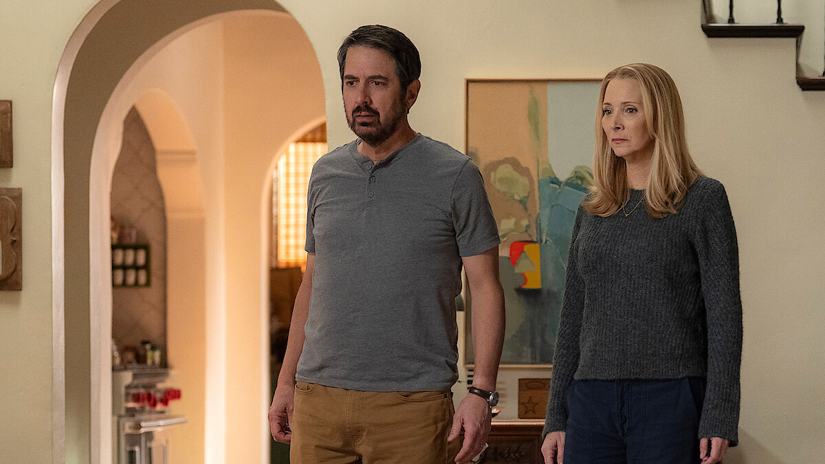 NO GOOD DEED | La serie dark comedy con Lisa Kudrow e Ray Romano in arrivo su Netflix