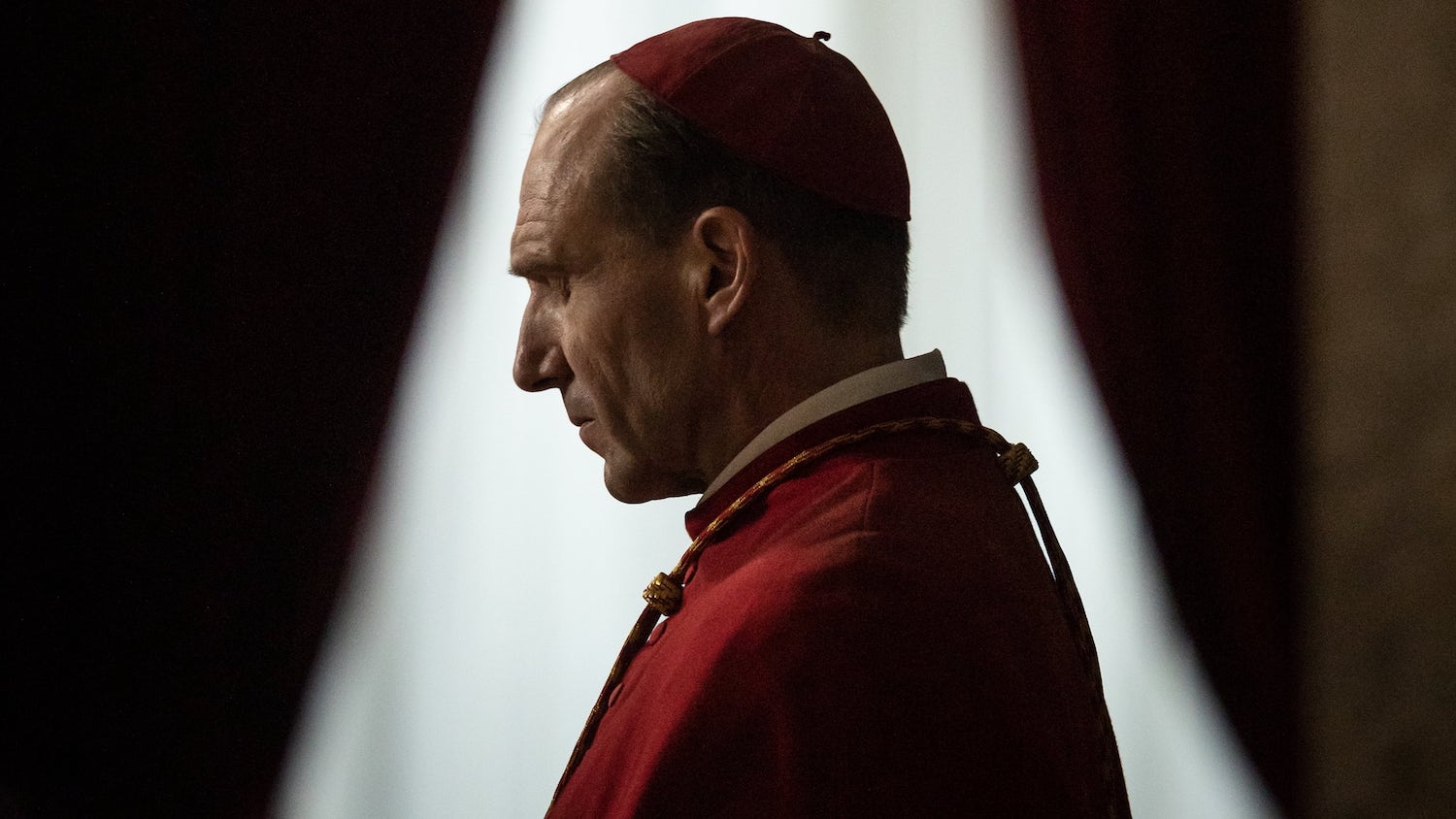 CONCLAVE | Recensione del film di Edward Berger con Ralph Fiennes e Stanley Tucci